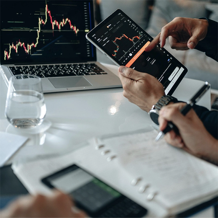 Mão a segurar um telemóvel com um gráfico ascendente numa plataforma, simbolizando o crescimento e a análise fundamental no investimento em ações.