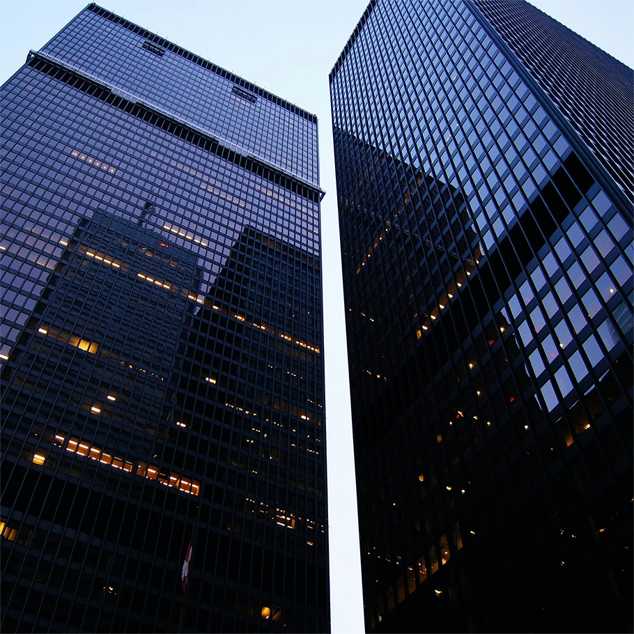 Mão a segurar um telemóvel com um gráfico ascendente numa plataforma, simbolizando o crescimento e a análise fundamental no investimento em ações.