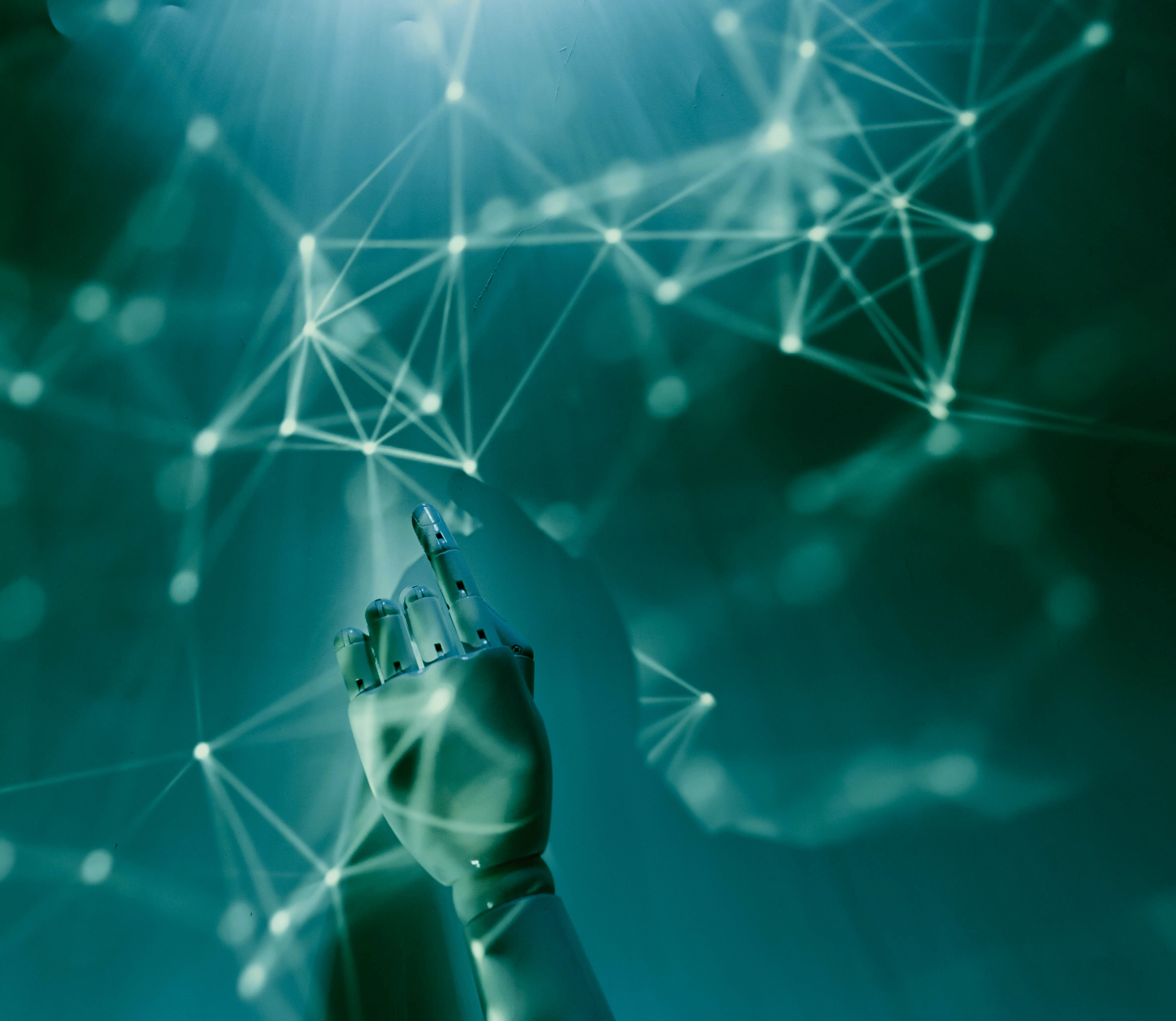 Mão de um robô a tocar numa rede de internet, simbolizando a ligação entre inteligência artificial e conectividade digital.