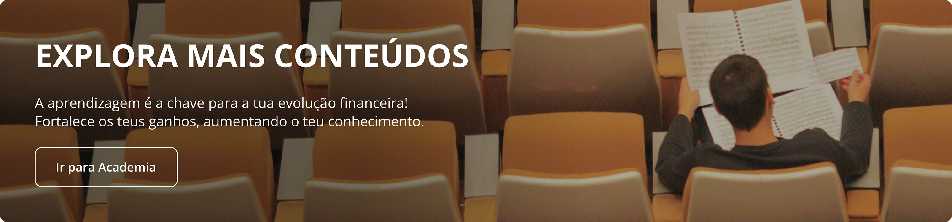 Jovem sentado numa sala de aulas a estudar, simbolizando a aprendizagem financeira e o acesso a conteúdos educativos da NextGen.