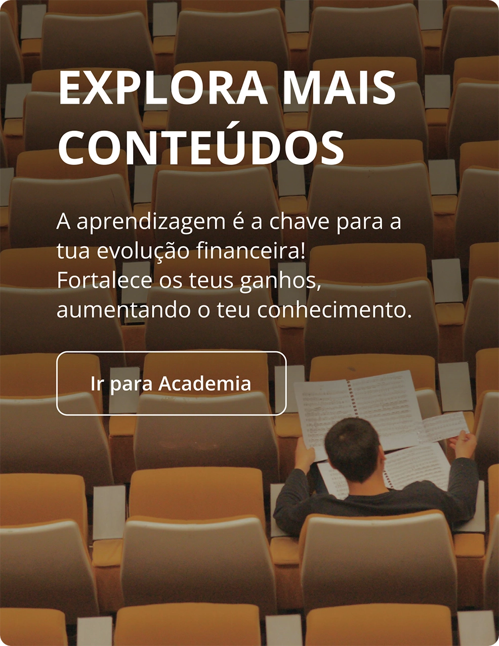 Jovem sentado numa sala de aulas a estudar, simbolizando a aprendizagem financeira e o acesso a conteúdos educativos da NextGen.