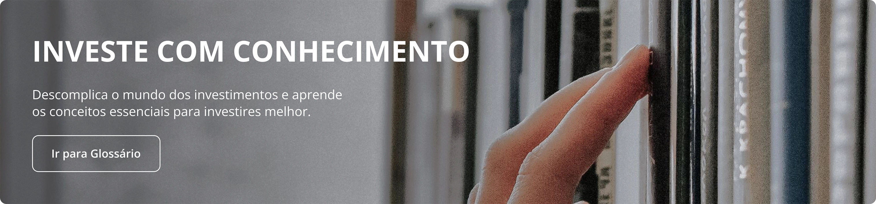 Mão de jovem a escolher um livro numa estante, representando a procura de conhecimento para investir de forma informada com o apoio da NextGen.