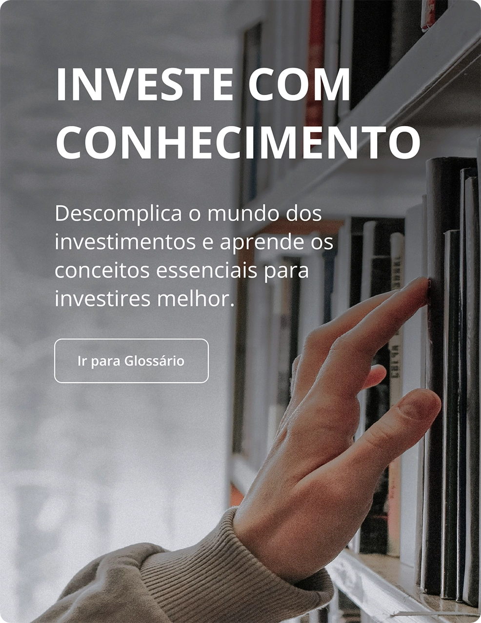 Mão de jovem a escolher um livro numa estante, representando a procura de conhecimento para investir de forma informada com o apoio da NextGen.