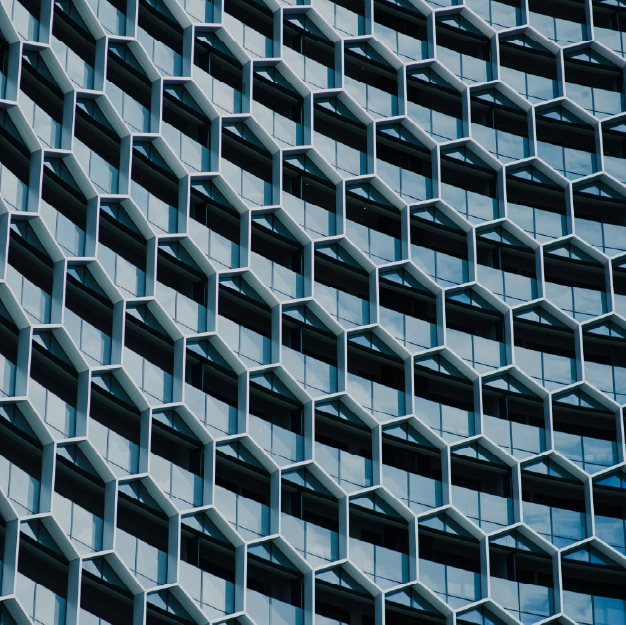 Fotografia de prédios, simbolizando diversificação e solidez associadas aos fundos de investimento e ETFs, abordados no Capítulo II.