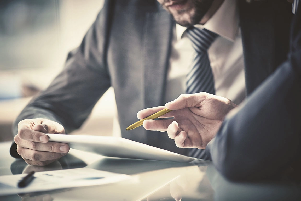 Plano aproximado de uma reunião formal, simbolizando o serviço de consultoria do Banco Carregosa na alocação e seleção de ativos financeiros