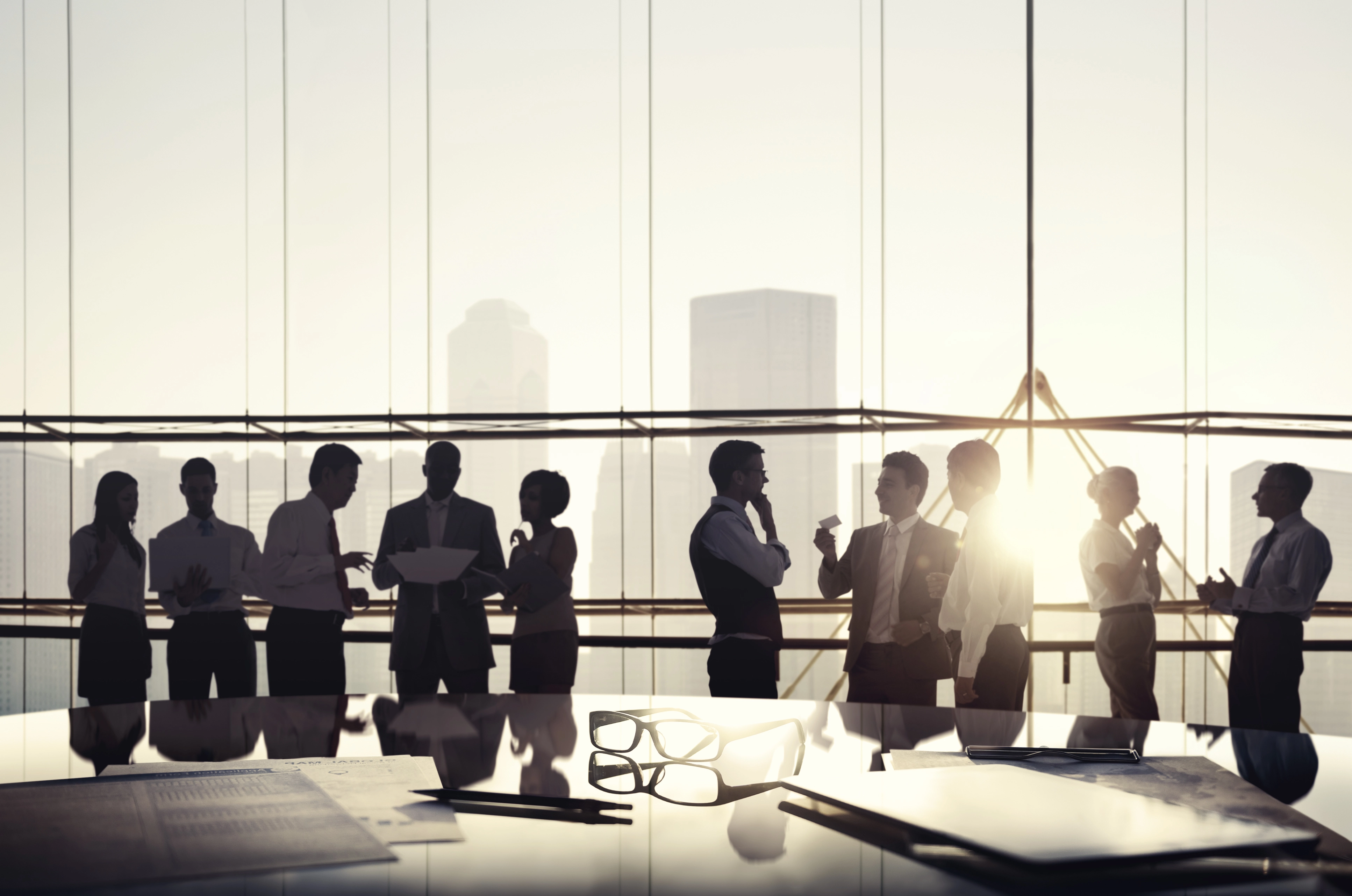 Grupo de pessoas a reunirem num openspace, simbolizando o trabalho desenvolvido pela área Corporate Finance do Banco Carregosa