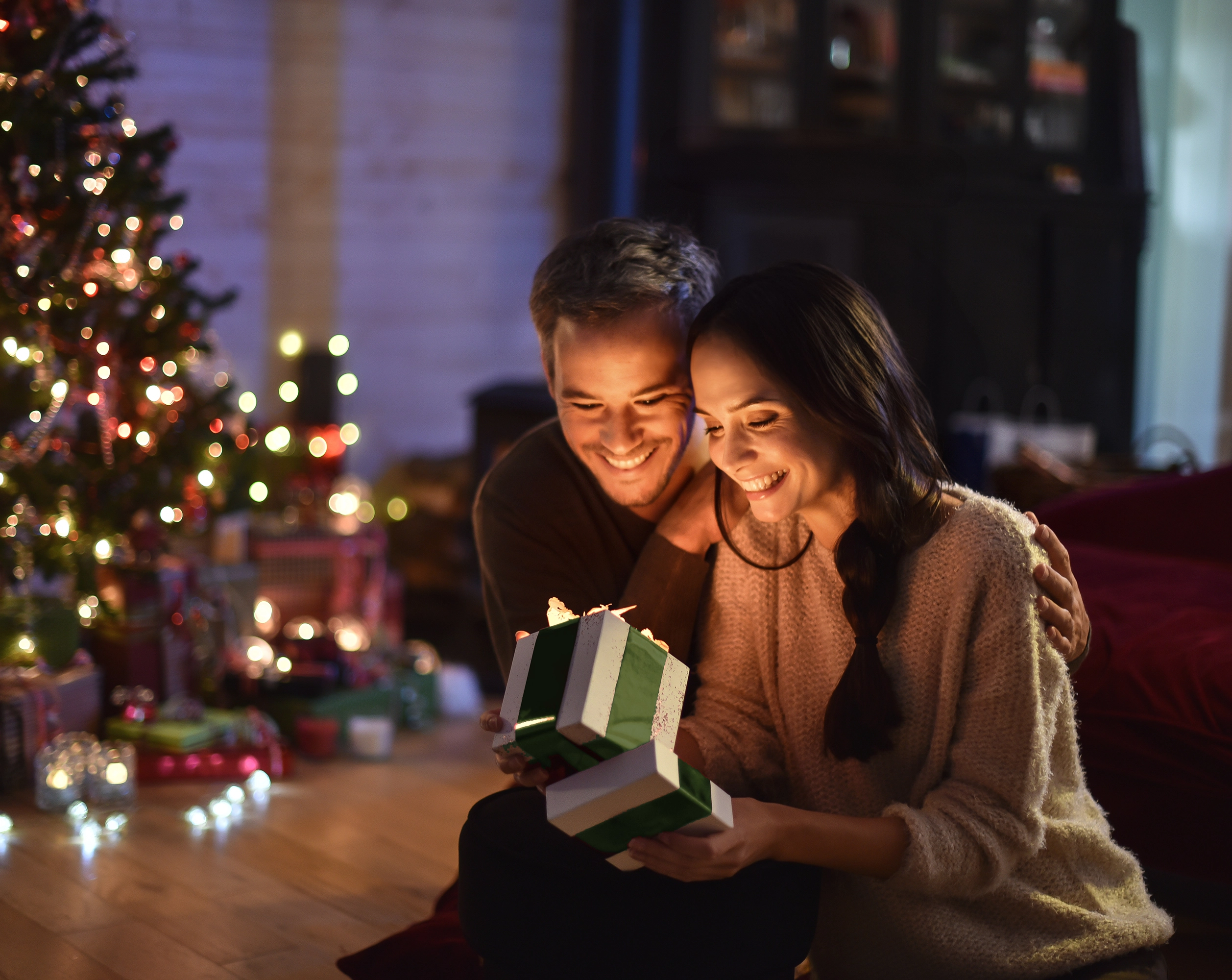 Casal em casa num ambiente de Natal