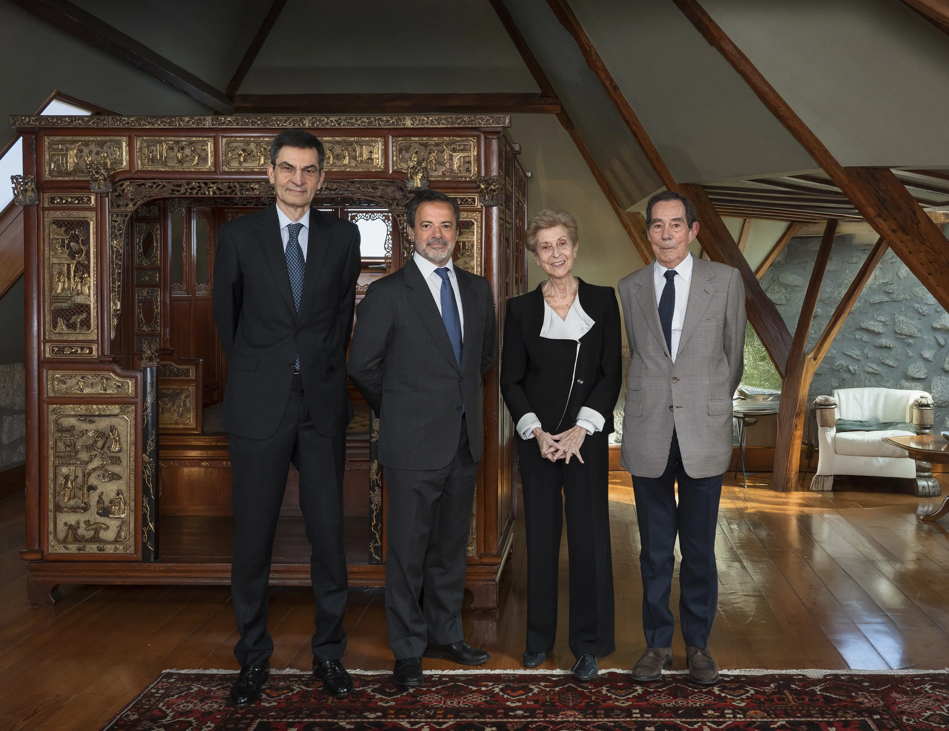 Fotografia formal de grupo, quatro elementos fundamentais do Banco Carregosa, num ambiente elegante