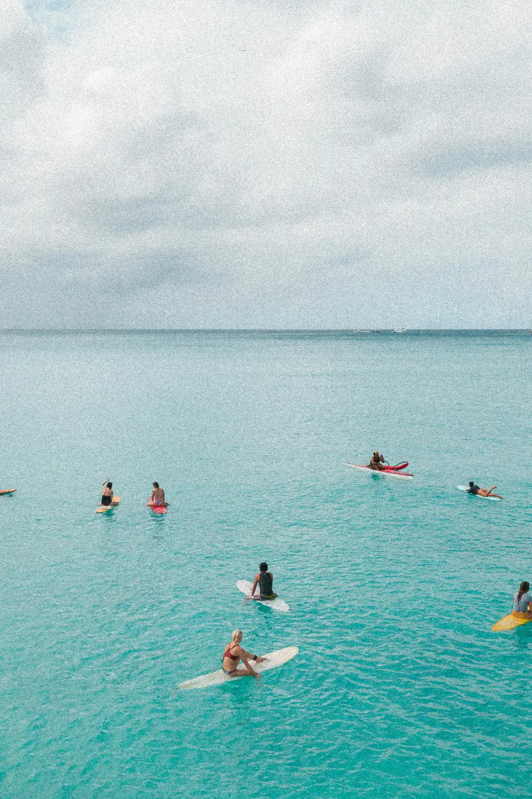 Grupo de surfistas espalhados pelo mar, demonstrando a abrangência dos ETFs.