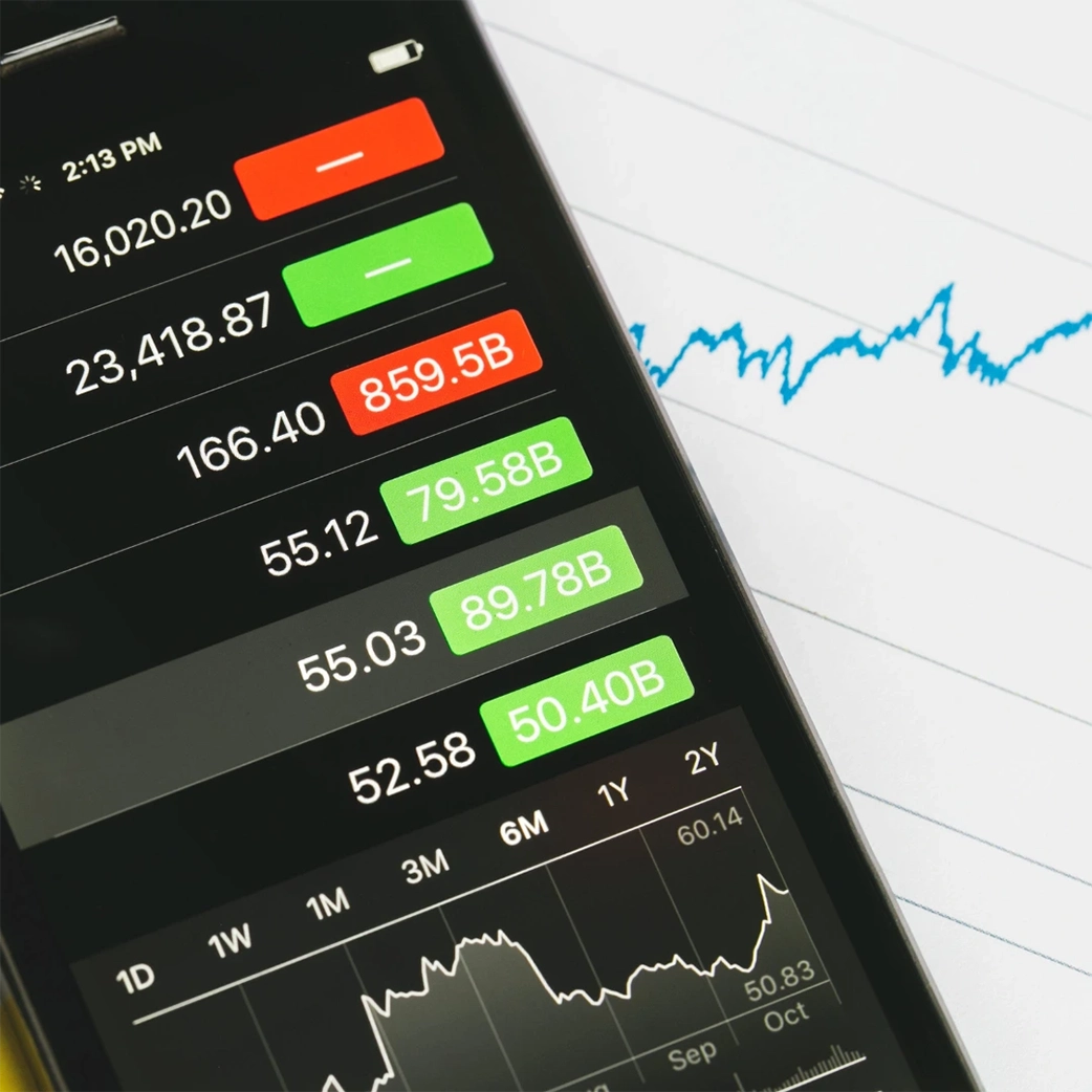 Interface de uma app de investimentos com gráficos e dados financeiros, que mostra um investimento em ETFs.
