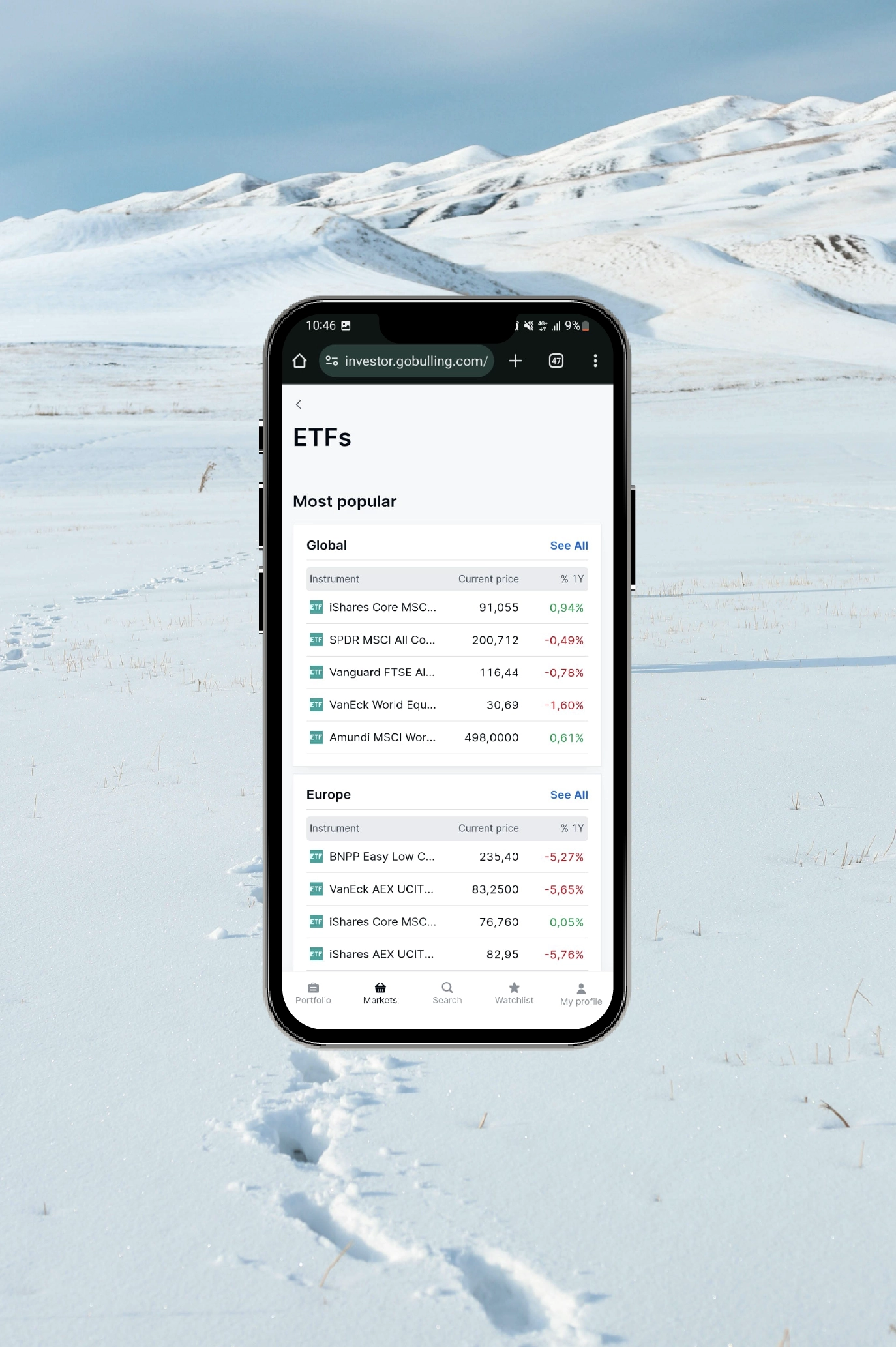 Tela de um smartphone exibindo a página "ETFs" no site da GoBulling. A seção "Mais populares" está visível, mostrando ETFs globais e europeus com informações como nome, preço atual e variação percentual no último ano. O fundo da imagem é uma paisagem de neve com pegadas.