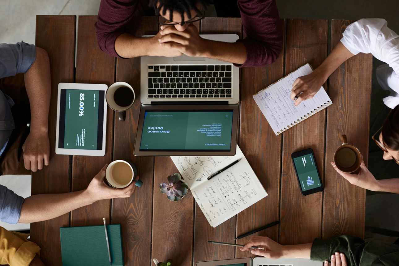 Imagem de pessoas em coworking