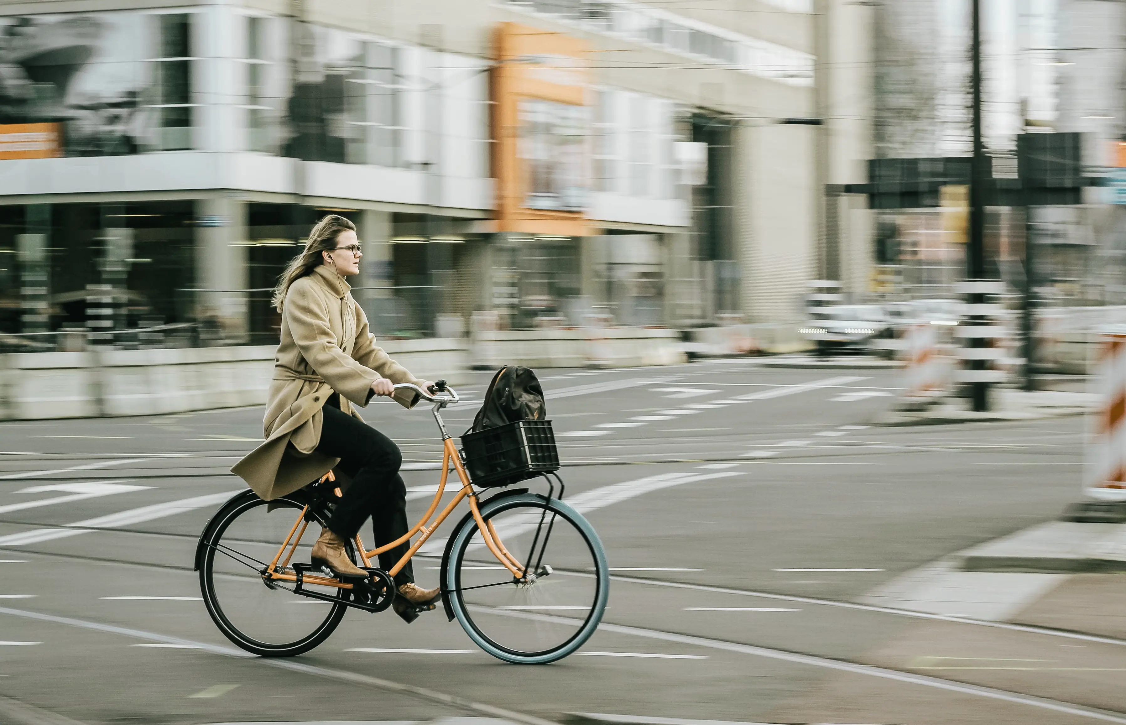 Imagem de mulher a deslocar-se em bicicleta
