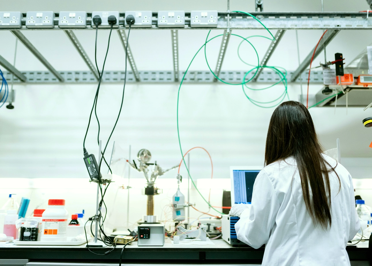 Imagem de investigadora em laboratório