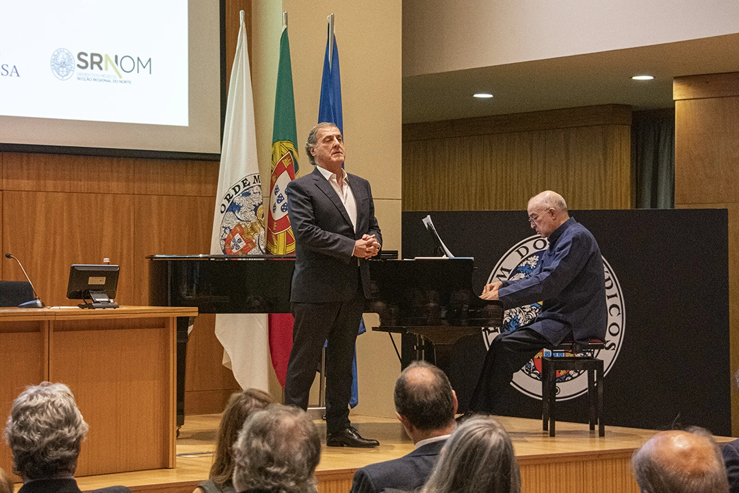 Group photo of Dr. Paulo Portas and Dr. Maria Cândida together with the award-winning Professor Miguel Saraiva