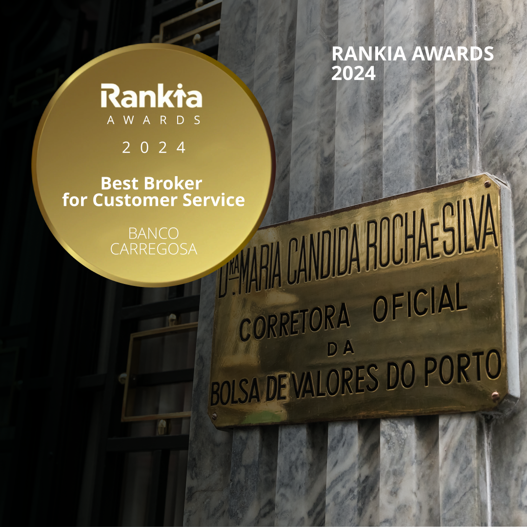 Historic metal plaque of official broker of the Oporto Stock Exchange, accompanied by the Rankia Awards 2024 prize awarded to Banco Carregosa as best customer service broker