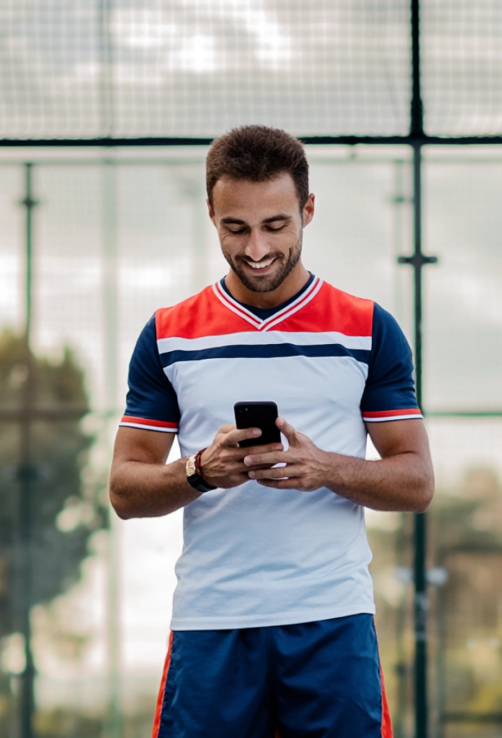 Tela de um smartphone exibindo a página "ETFs" no site da GoBulling. A seção "Mais populares" está visível, mostrando ETFs globais e europeus com informações como nome, preço atual e variação percentual no último ano. O fundo da imagem é uma paisagem de neve com pegadas.