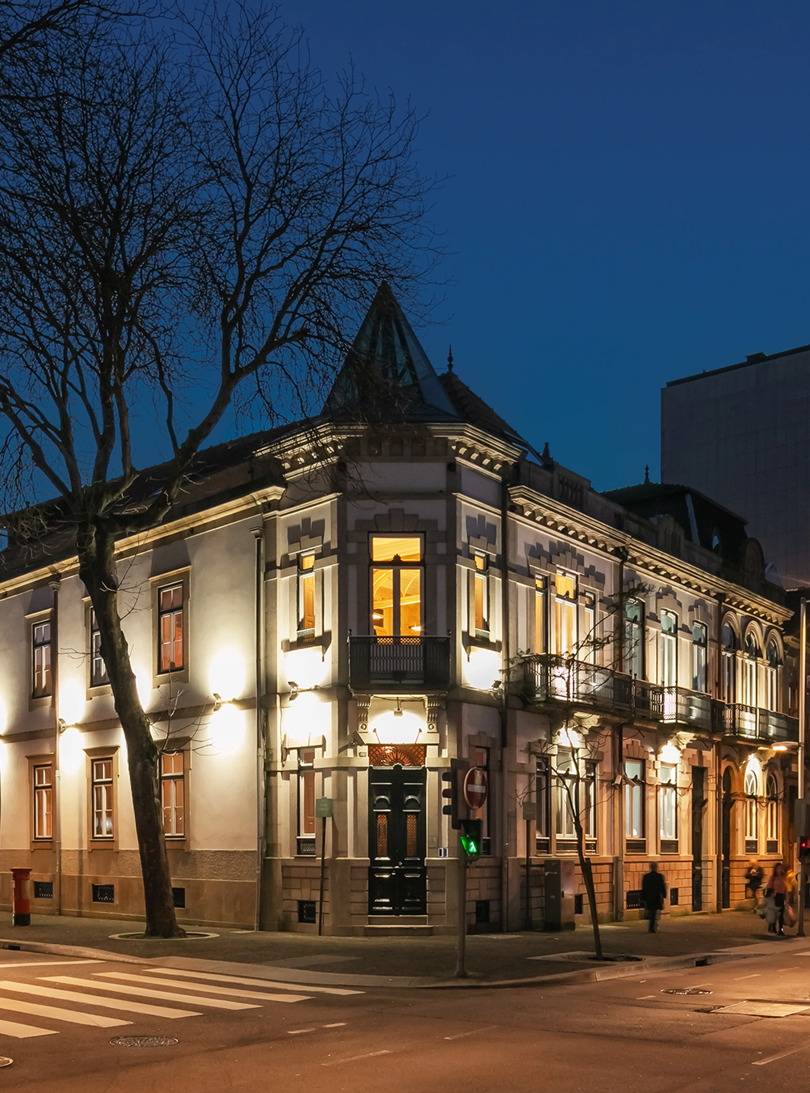 Fachada do edifício onde se sitio o Banco Carregosa. Edifício com estilo clássico.