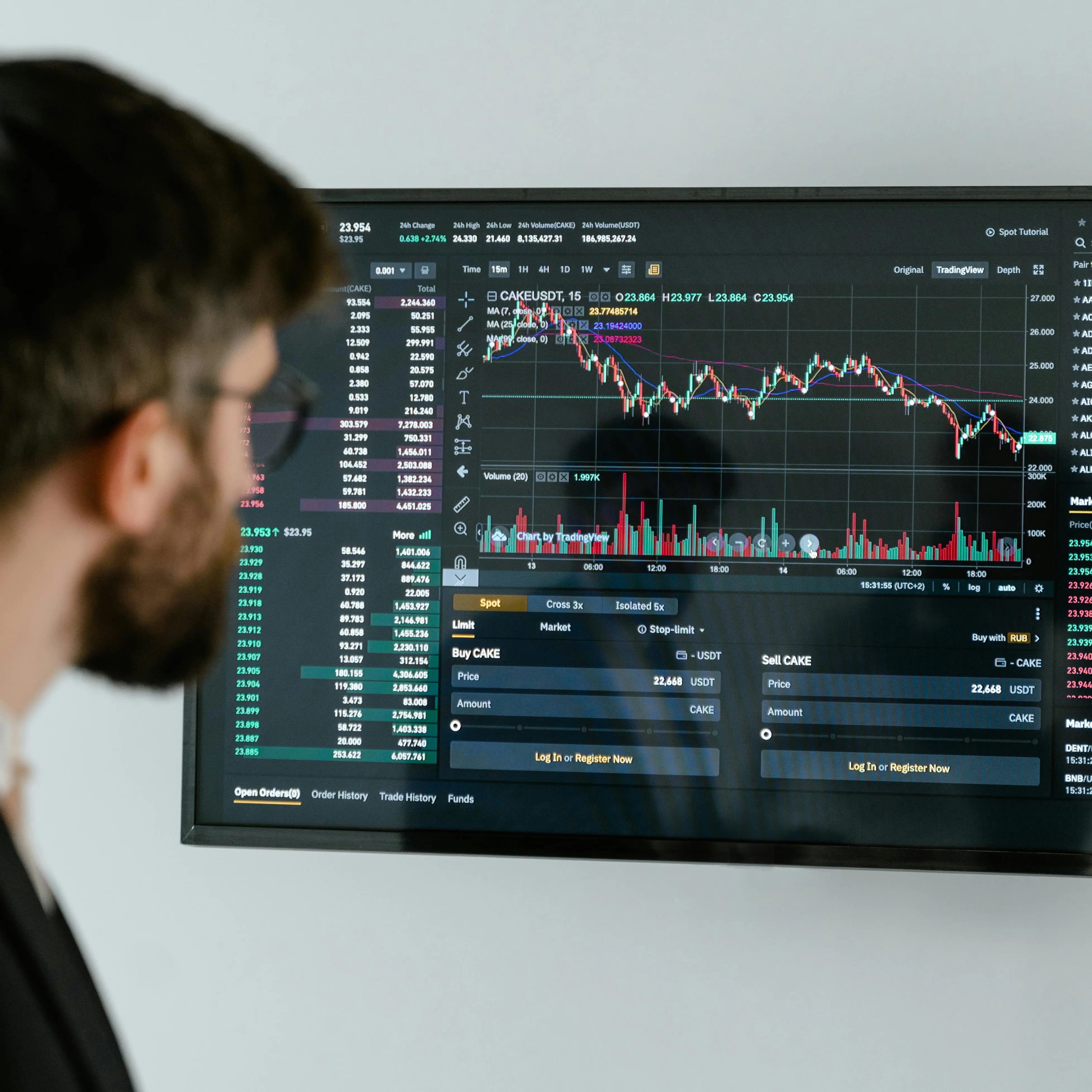 Homem a analisar gráficos e informações numa plataforma, representando a preparação e o conhecimento partilhado no Seminário Online GoBulling Pro | Mercados na Primavera 2024.